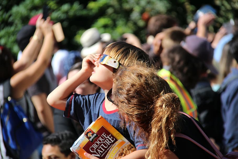 solar eclipse, child, sun, kid, observing, family, boy, fun HD wallpaper
