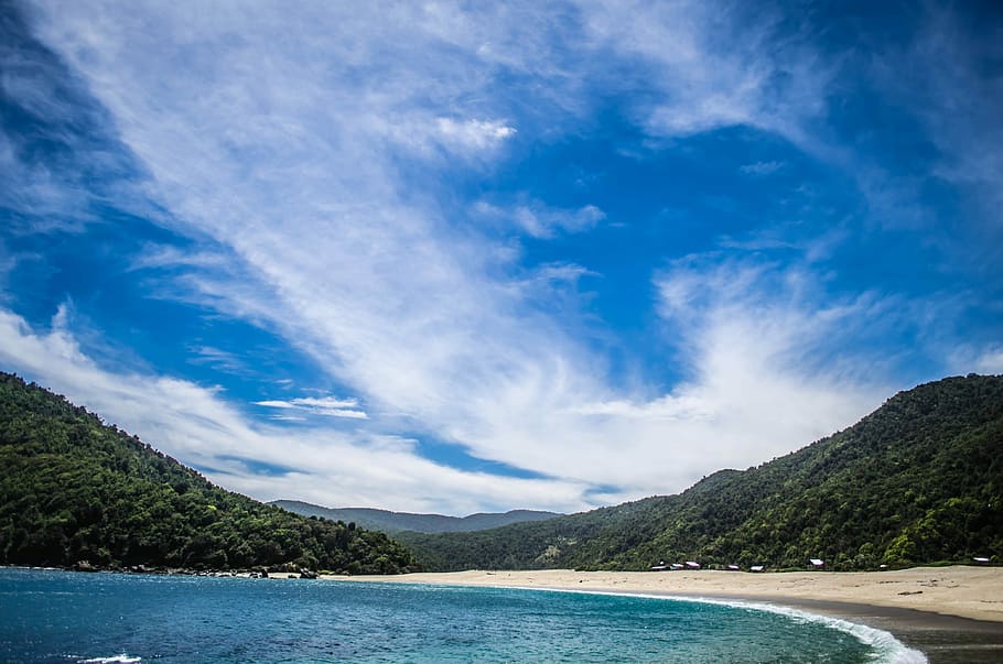 En el fin del mundo, blue sea and green mountains under blue sky HD wallpaper