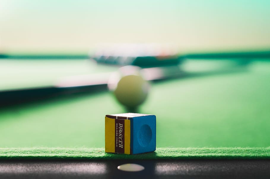 yellow and blue cue stick chalk on green and black pool table, blue cue stick chalk, HD wallpaper