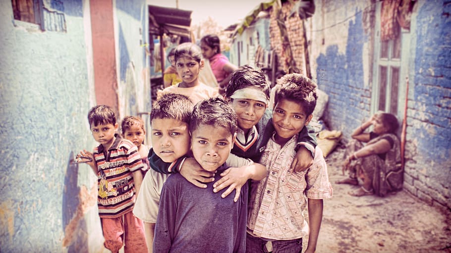 group of children nearby house, group of children beside house HD wallpaper