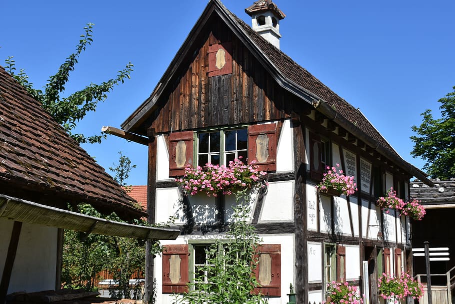 Brown and White Wooden House Under Blue Sky at Daytime, architecture HD wallpaper