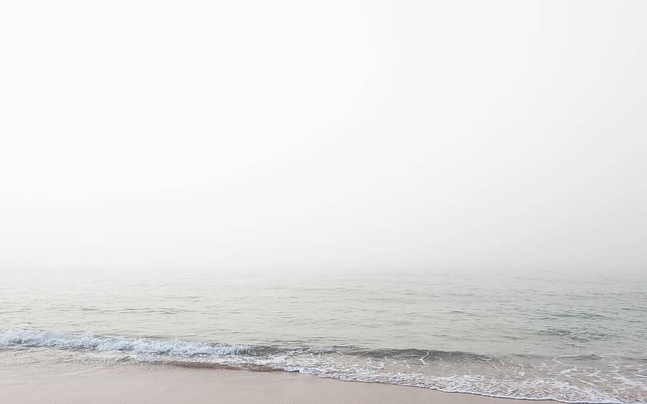 waves rushed to shore at daytime, calm ocean waves on shoreline under white sky HD wallpaper