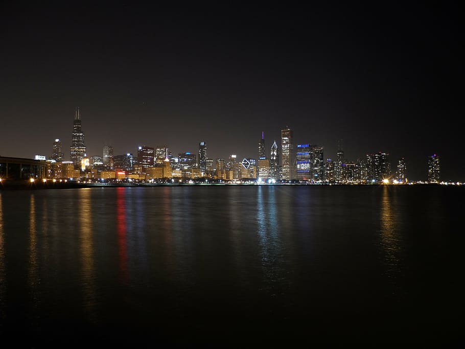 city escape photography of high-rise buildings at nighttime, chicago night, HD wallpaper