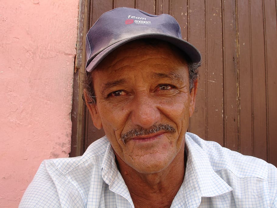 man taking selfie, cuba, portrait, face, looking at camera HD wallpaper