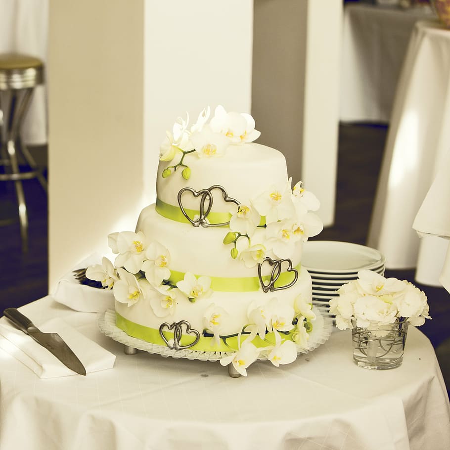 white and green fondant covered cake on table, wedding cake HD wallpaper