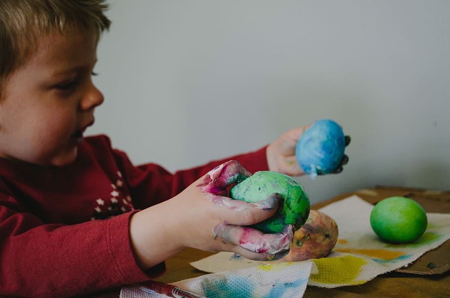 boy holding blue and green painted egg shells, boy holding colored eggs HD wallpaper
