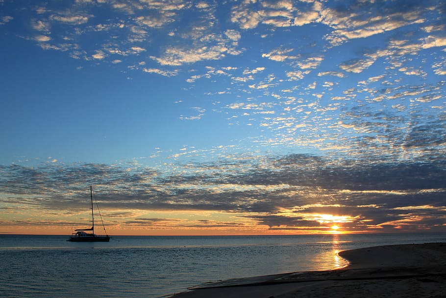 brown boat on sea under blue sky at daytime, sunrise, beach HD wallpaper