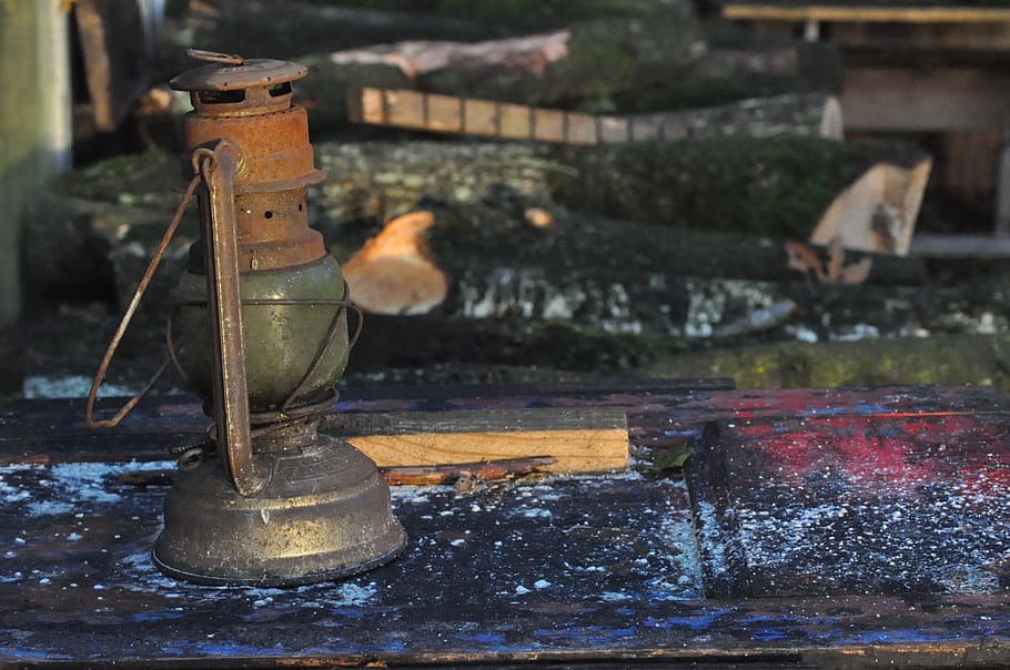 oil lamp, rust, water, focus on foreground, metal, no people HD wallpaper