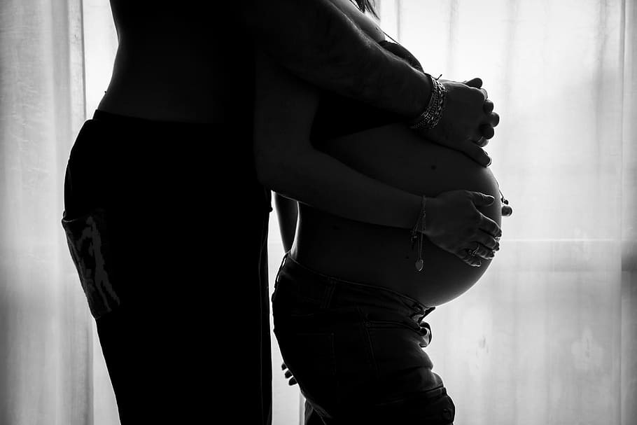 man holding woman tummy, greyscale photography of man hugging a pregnant woman, HD wallpaper