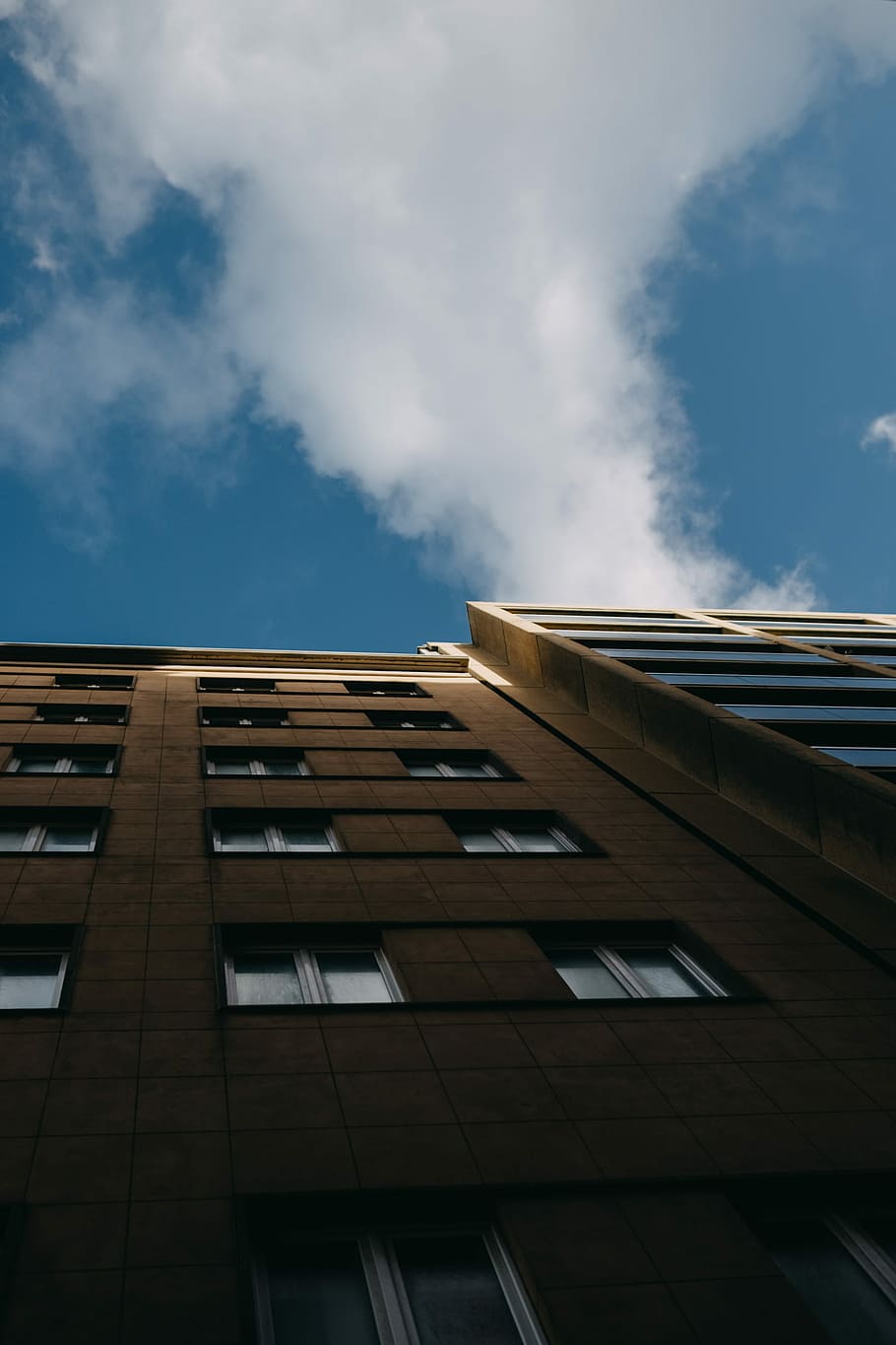 worms eye view of brown concrete building, blue, sky, cloud HD wallpaper