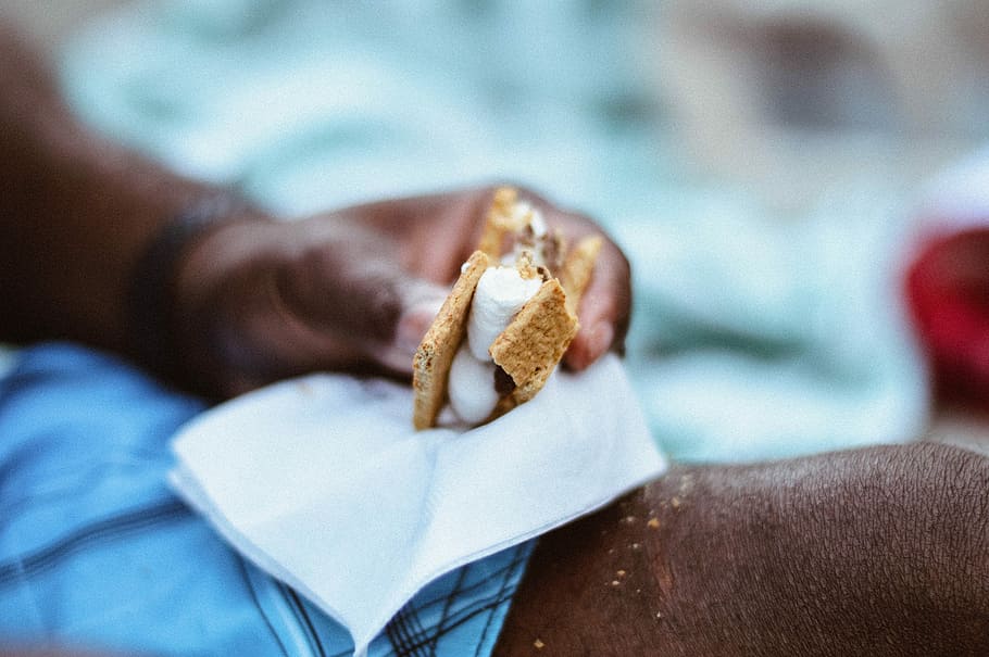 brown biscuit on tissue, s'more, marshmallow, cracker, graham cracker HD wallpaper