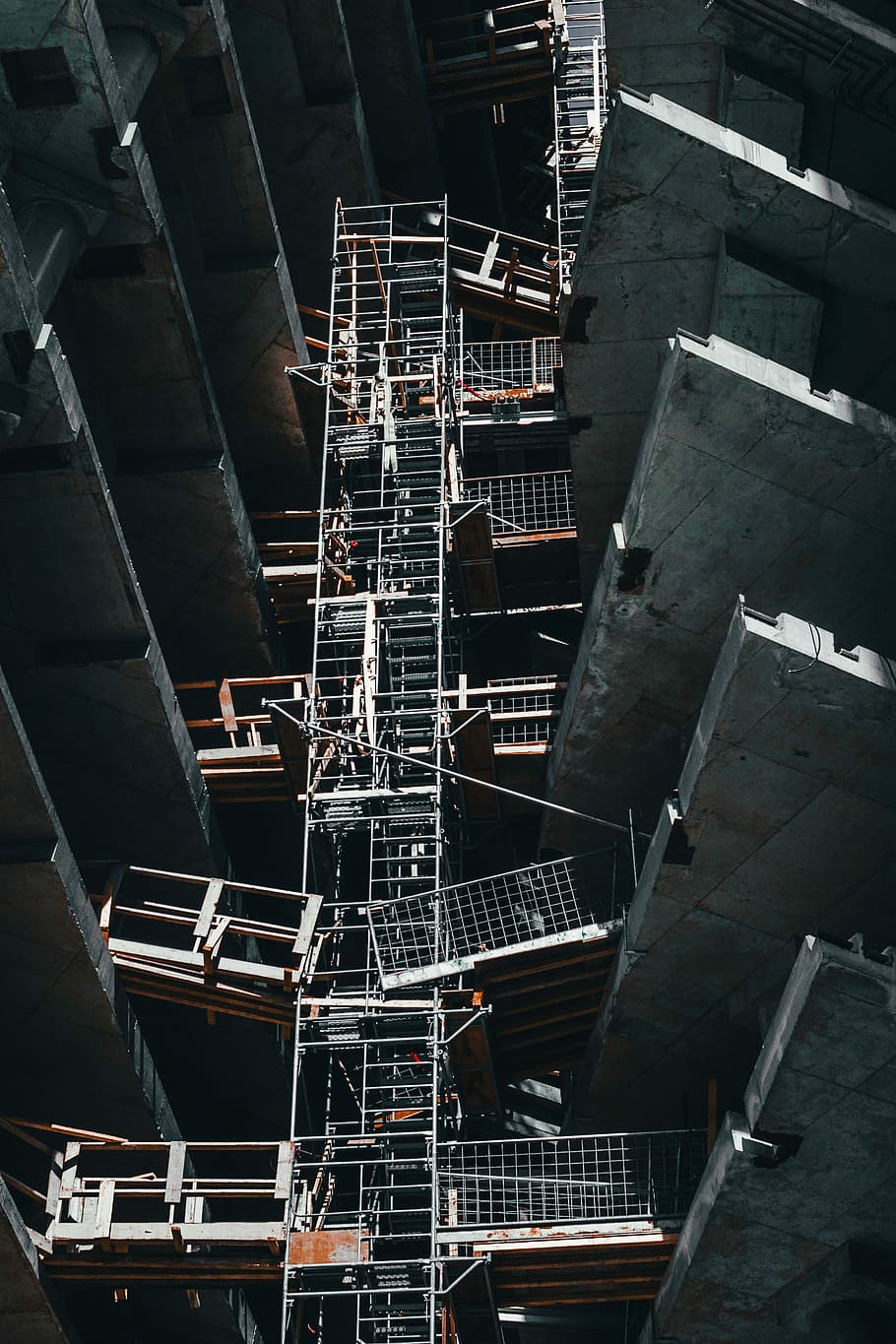 metal scaffolding between building floors, gray stainless steel scaffolding HD wallpaper