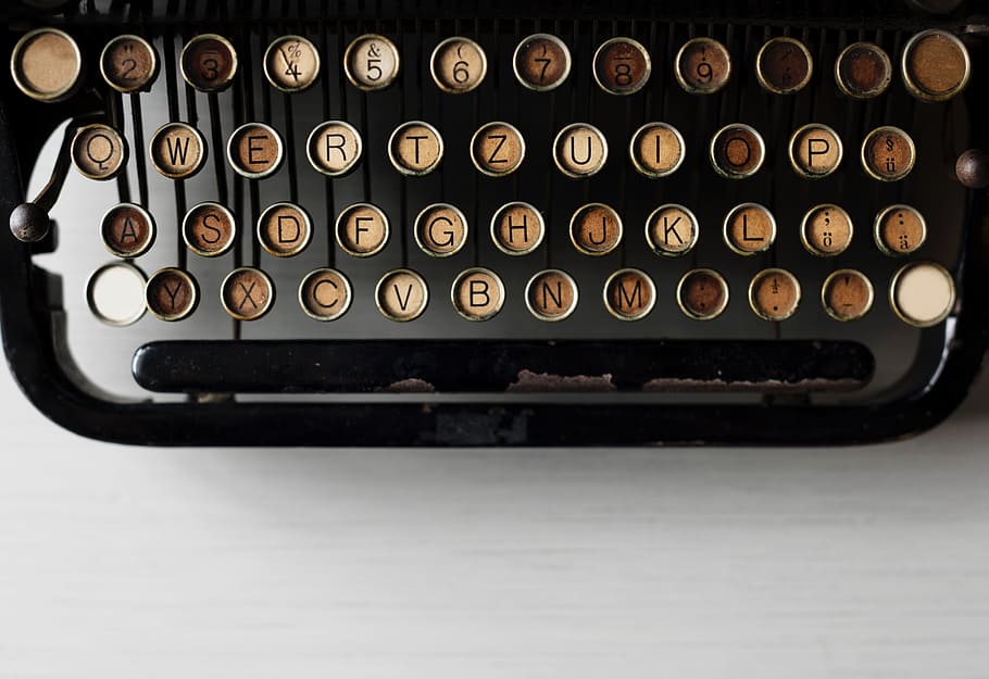 black typewriter on white wooden table, electromechanical machine HD wallpaper