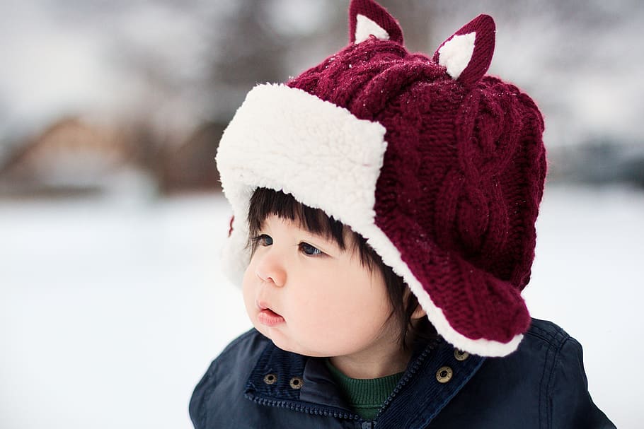 girl in blue shirt wearing maroon hat, baby, shower, newborn, HD wallpaper