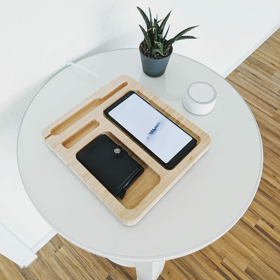 black smartphone with wallet on wooden tray on table, black Android smartphone on top of brown wooden tray, HD wallpaper
