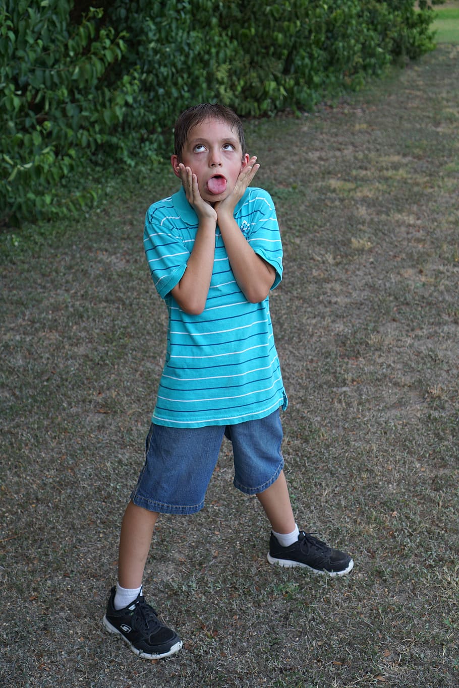 boy wearing green and white striped polo shirt, silly, funny HD wallpaper