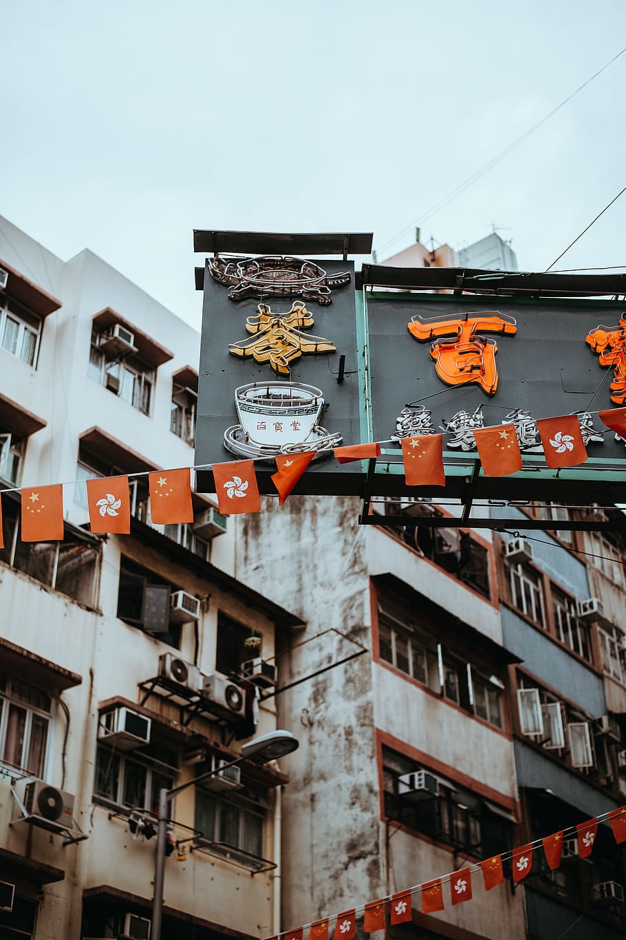 flag of Hong Kong and China buntings, low angle-view photographic of buntings HD wallpaper