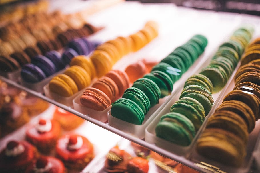 assorted-color macaroons, depth of field photography of macaroons HD wallpaper