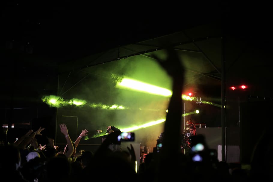 silhouette of crowd raising hands fronting concert stage, crowd of people at the concert, HD wallpaper