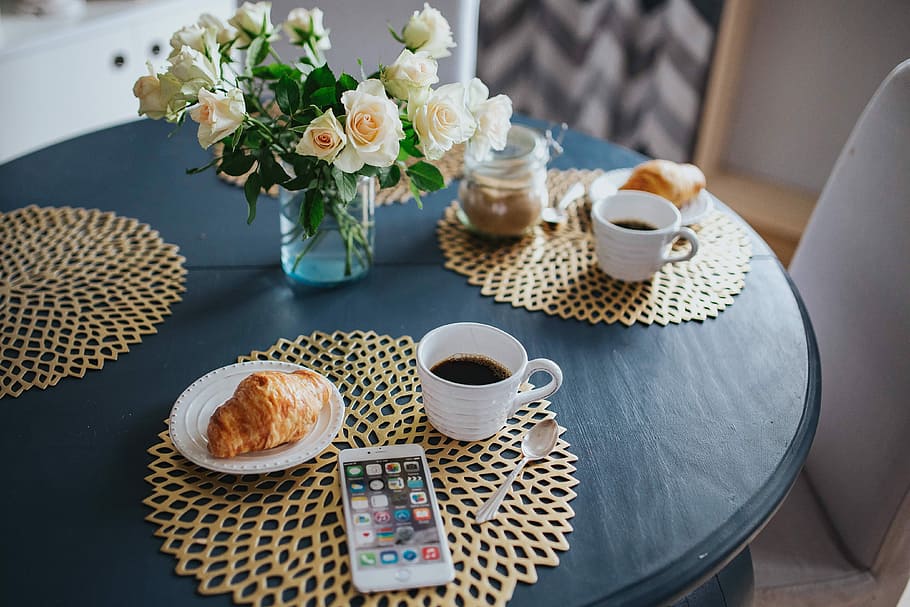 Round breakfast table with white flowers and golden coffee mats HD wallpaper