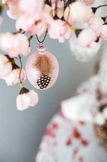 Easter table with cute pink decorations, flowers, catkins and eggs HD wallpaper