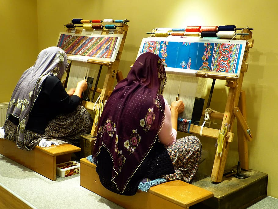 two woman wearing shawls weaving, weave, tying, carpet, arbeiterinportrait