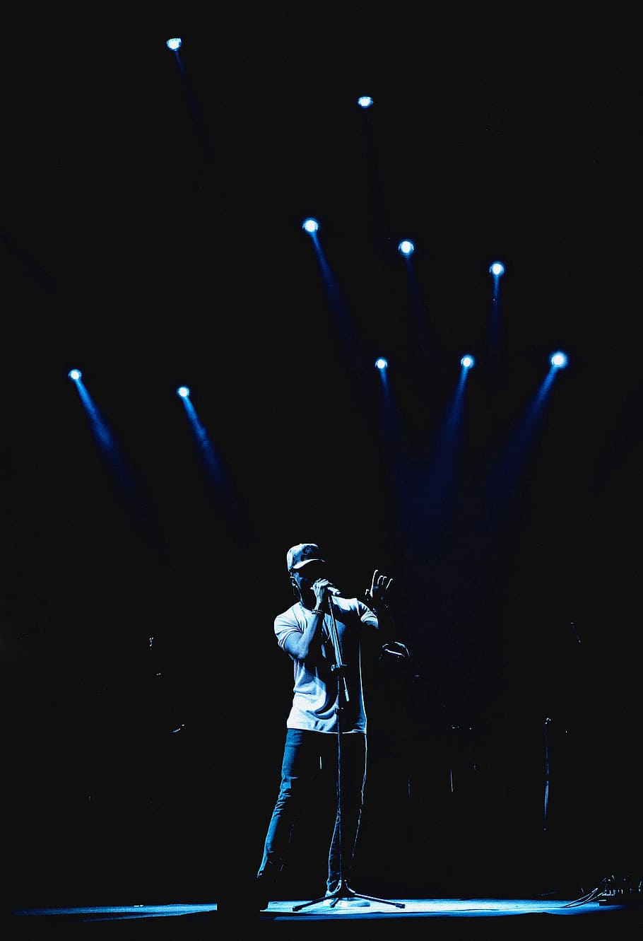 man performing stage, man singing on stage, light, show, performance HD wallpaper
