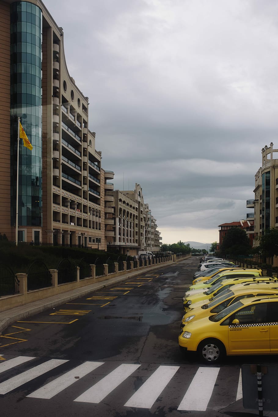 Parked Yellow Taxi Cab Waiting for a Fare, town, city, street, HD wallpaper