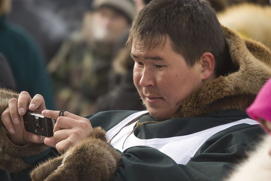 portrait, one, man, hunt, reindeer, phone, headshot, technology HD wallpaper