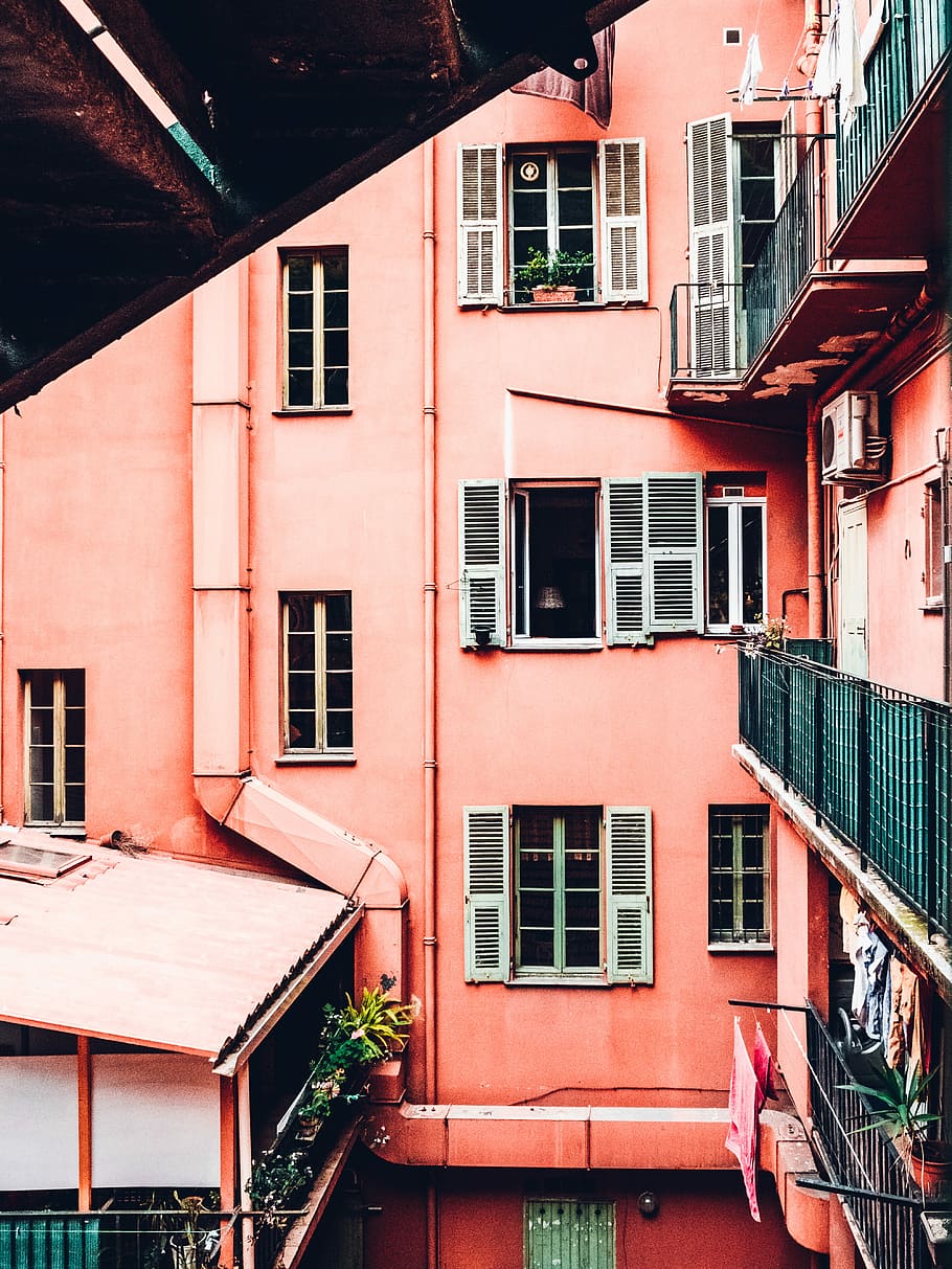 red concrete building, photo of pink concrete building, window HD wallpaper