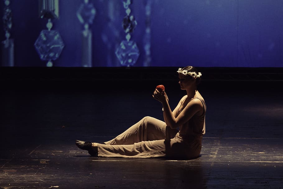 apple, stage, dark, holding, dancer, performer, sitting, full length HD wallpaper