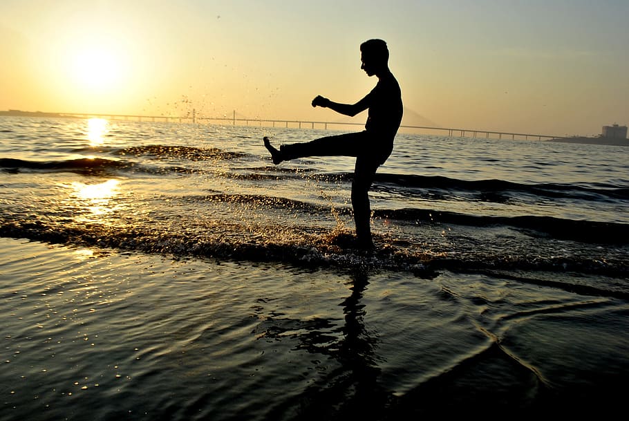 ocean, sunset, beach, waves, water, kicking, play, man, leg HD wallpaper