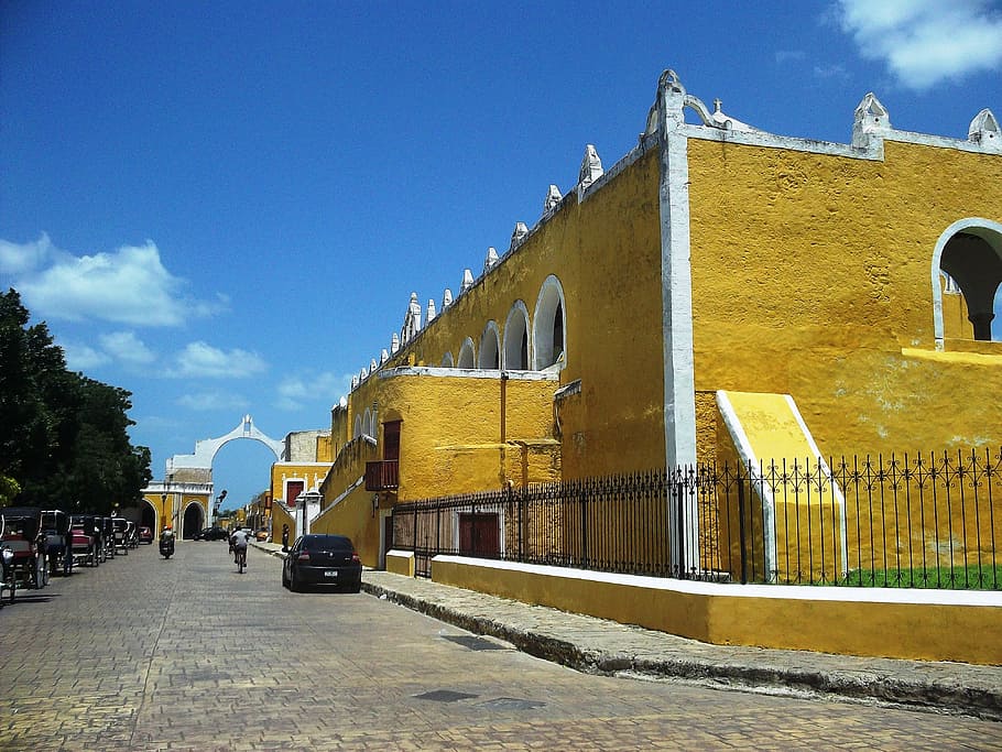 black car parked beside yellow building, yucatan, mexico, sky HD wallpaper
