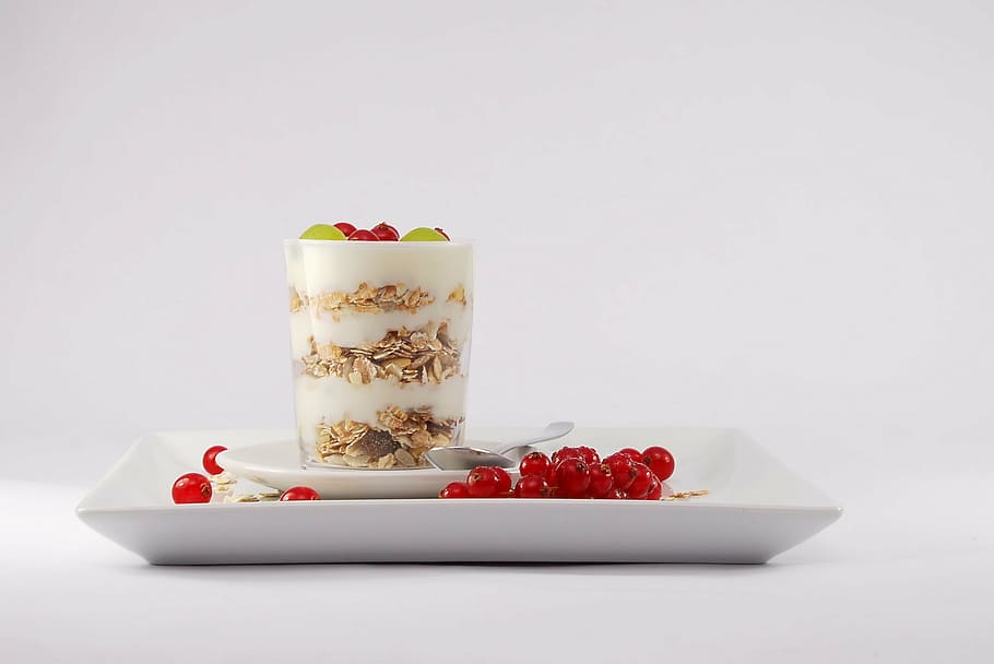 desert in clear glass and square white ceramic plate, muesli HD wallpaper