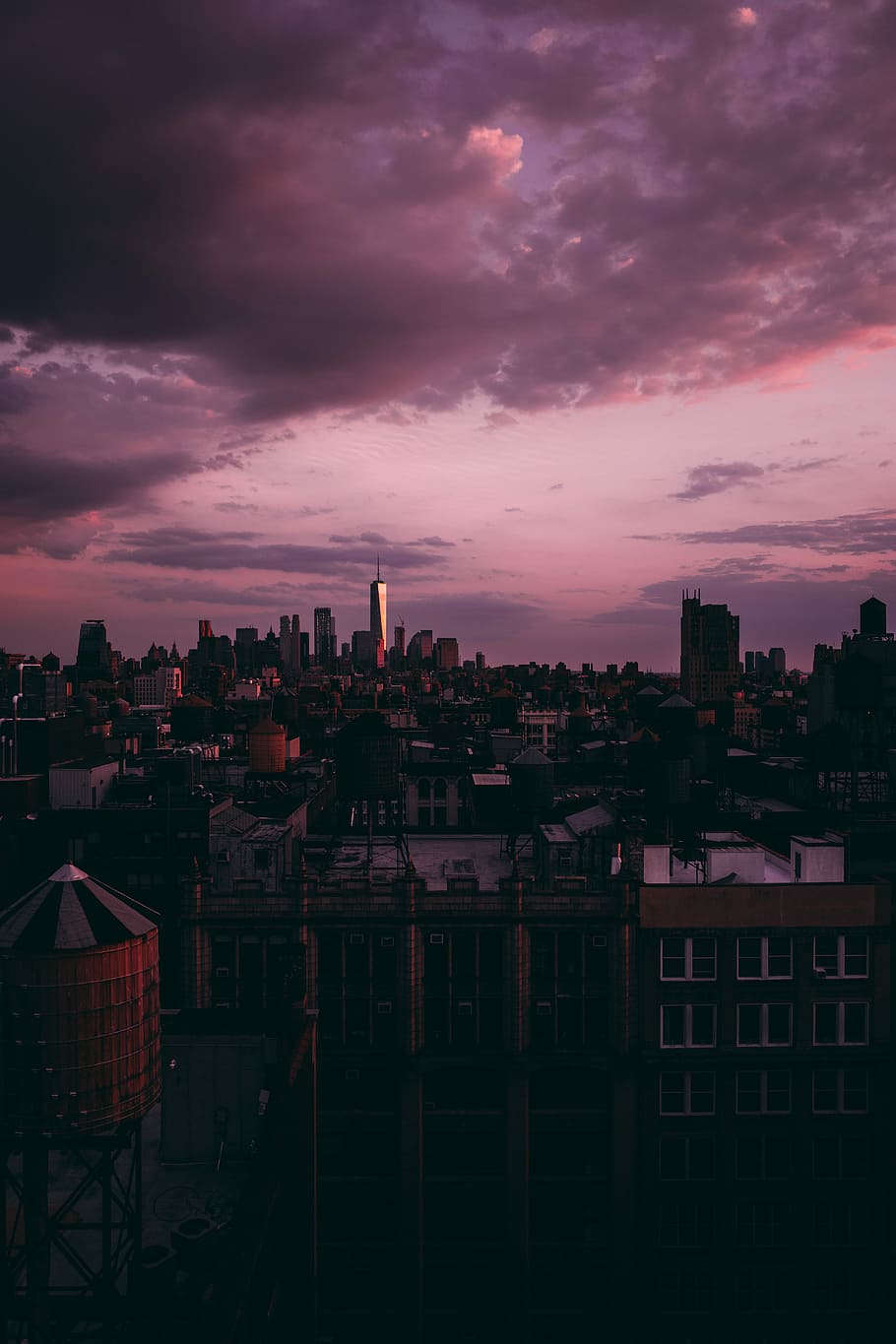 New York City Sunset, city buildings under cloudy sky, rooftop HD wallpaper