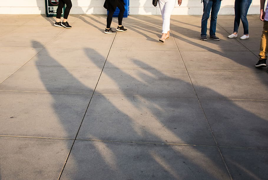 group of people standing on gray concrete tile flooring, people walking on gray concrete flooring HD wallpaper