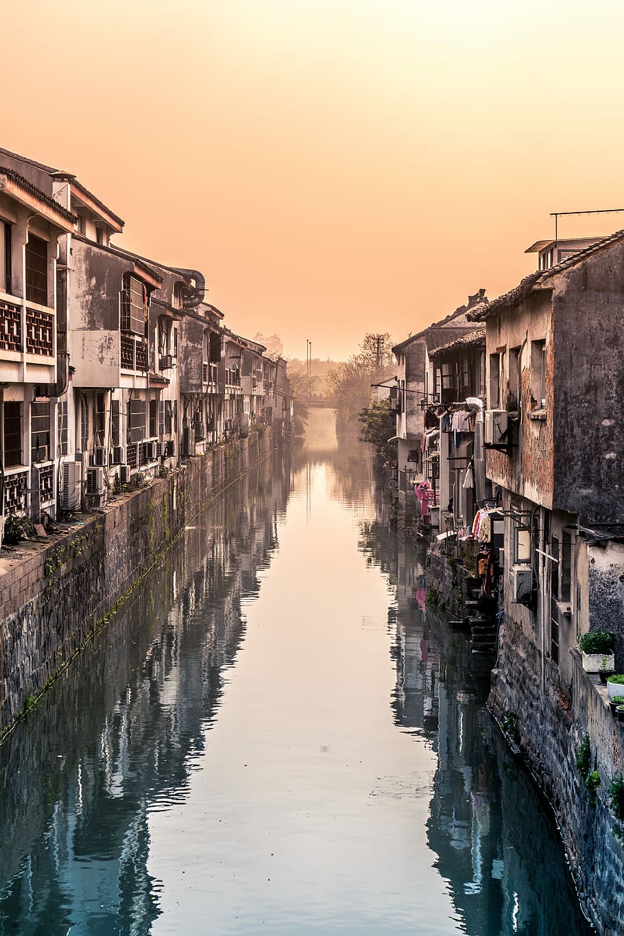China’s Venice, river surrounded with concrete houses at daytime HD wallpaper