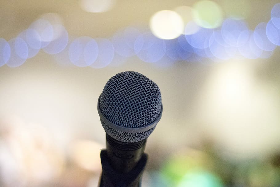 selective focus photography of microphone, shallow focus photography of black microphone