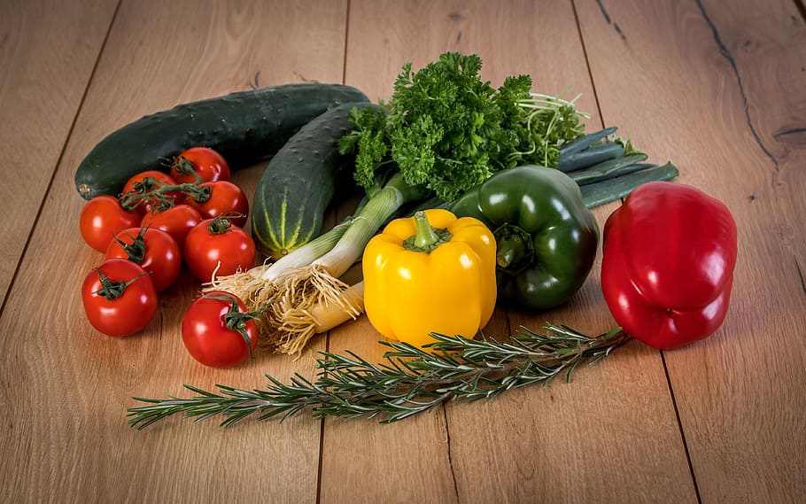 bunch of vegetables on wooden surface, crop, tomatoes, pepper HD wallpaper