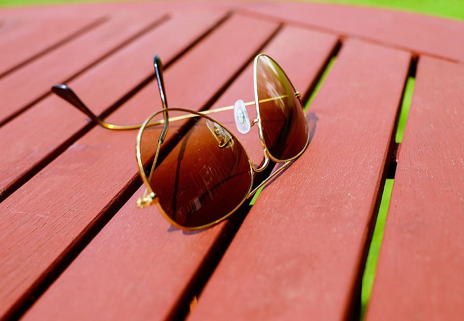 brown lens Aviator-style sunglasses with gold-colored frames in close-up photography during daytime, HD wallpaper