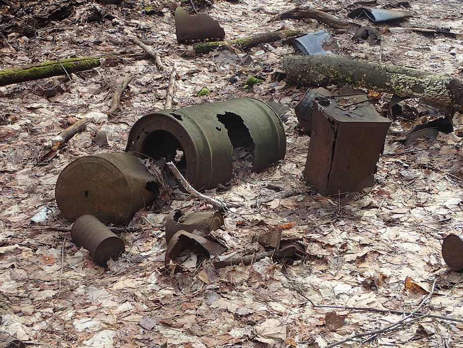 abandoned barrel, rust, trash, garbage, broken containers, environmental HD wallpaper