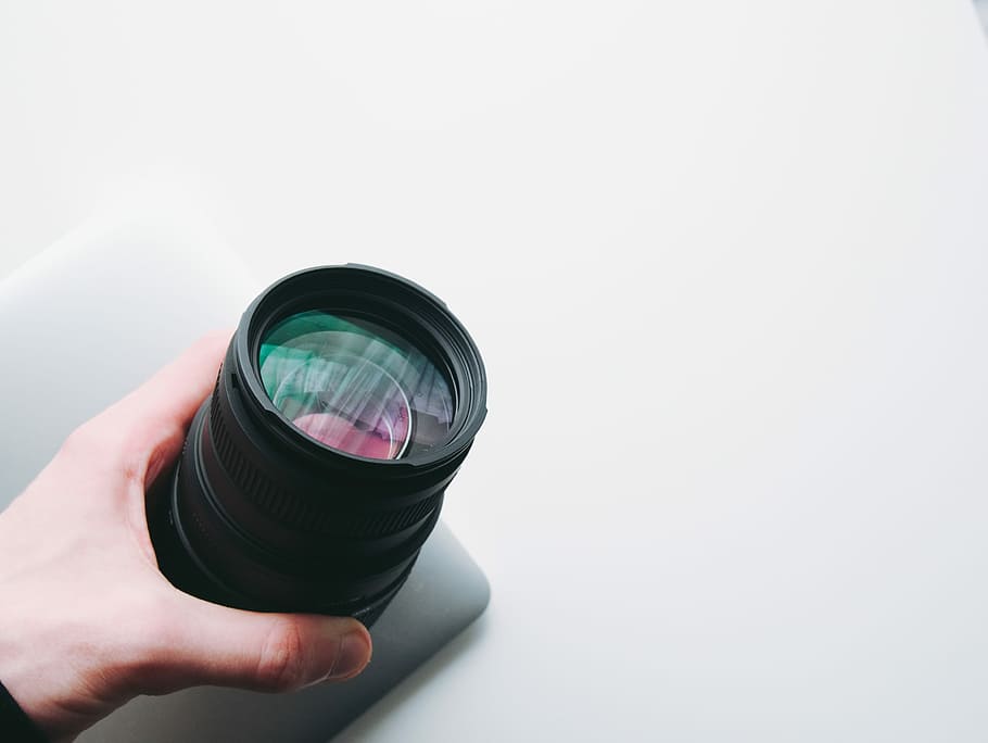 person holding telephoto lens, person holding camera lens, hand HD wallpaper