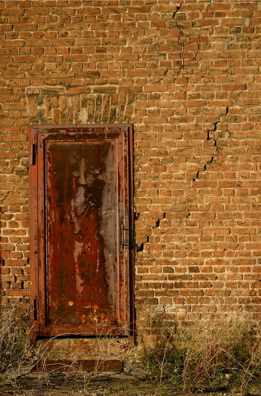 close brown wooden door, old, stainless, broken, metal, bare HD wallpaper