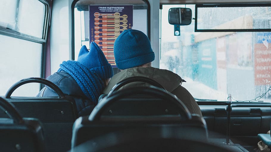 Sit inside. Места в автобусе возле окна. Кресло в автобусе возле окна. Человек сидящий на автобусе рядом окна. Место в автобусе 30 возле окна?.