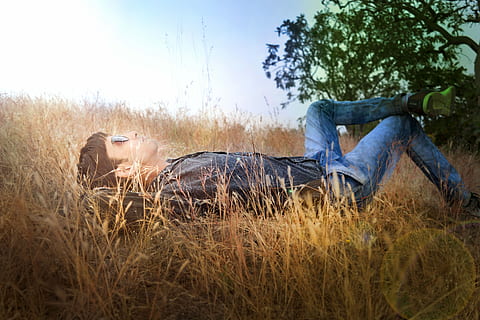 Boy laying down in the sun and looking up in the grass, photos HD wallpaper