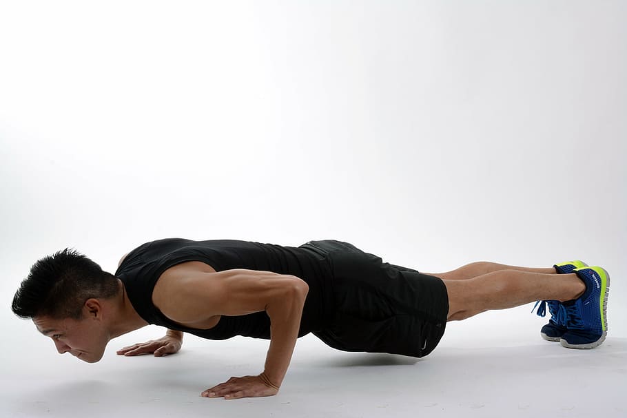 man wearing black sleeveless shirt doing push ups, burpee, plank HD wallpaper