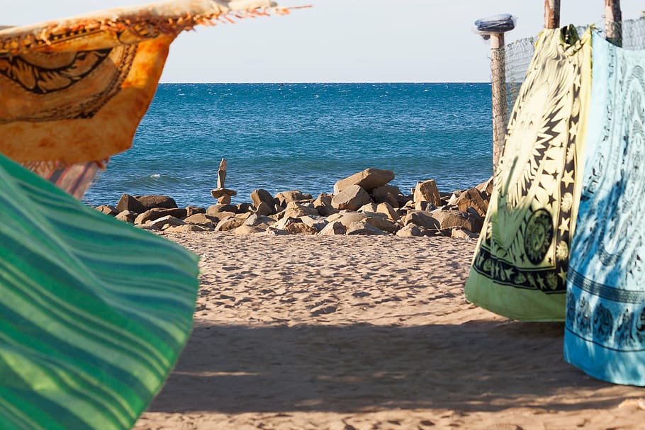 sea, wind, beach, water, coast, ocean, forward, towels, colorful HD wallpaper