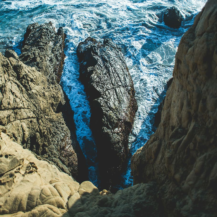 photo of body of water near cliff, waves, shore, rocks, environment HD wallpaper