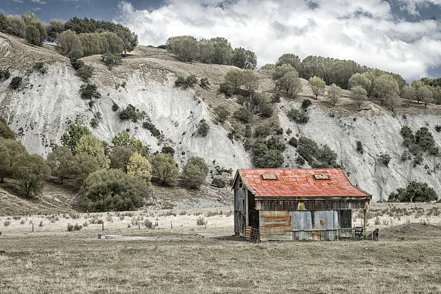 cabin near mountain under cloudy sky, red and brown house beside of mountain HD wallpaper