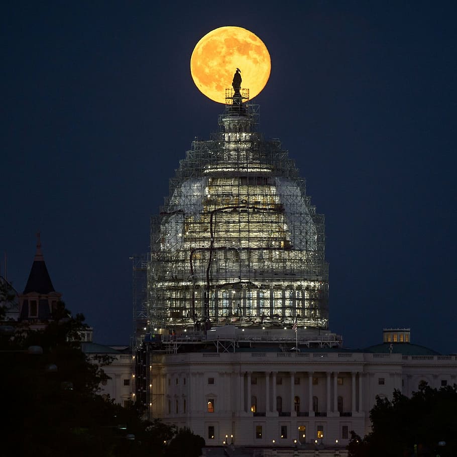 white concrete building under blue sky, full moon, washington HD wallpaper
